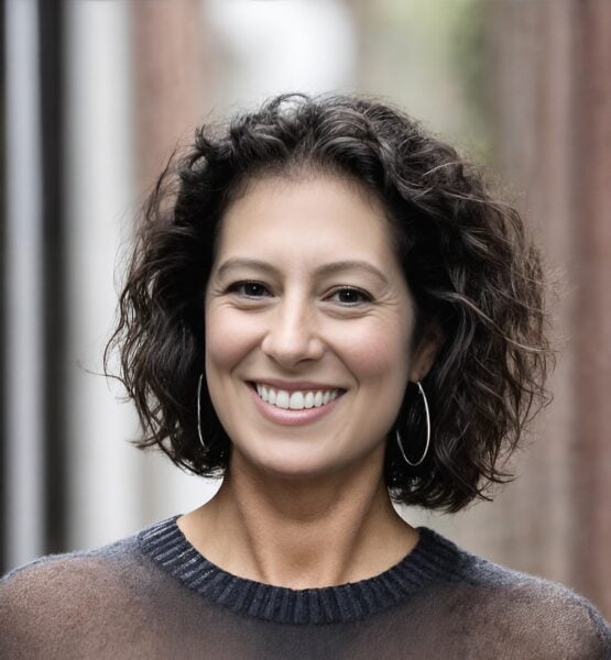 Liz Pavese headshot