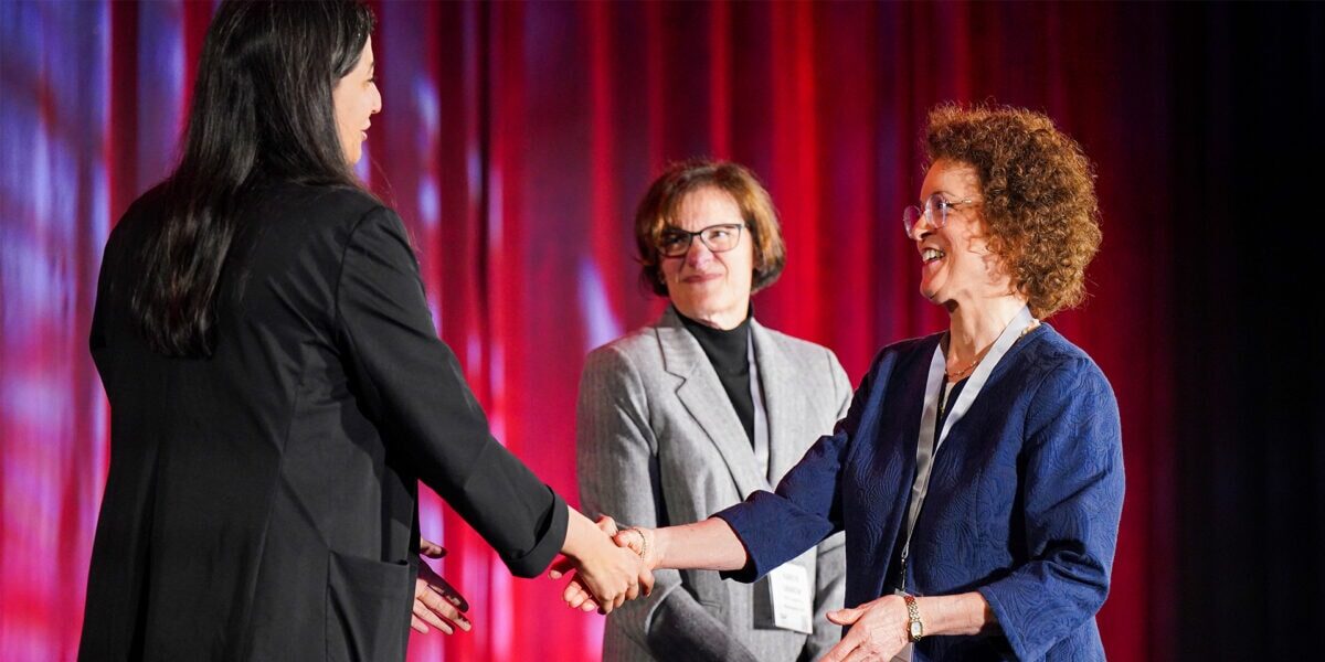 Tara Behrend, former president of SIOP, presents an award.