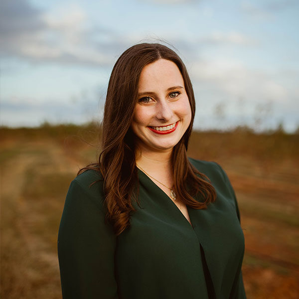 Lauren Dinnat's headshot