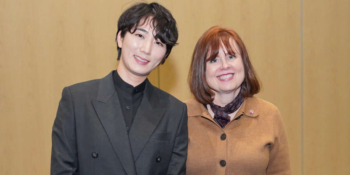 Two SIOP members posing for a photo