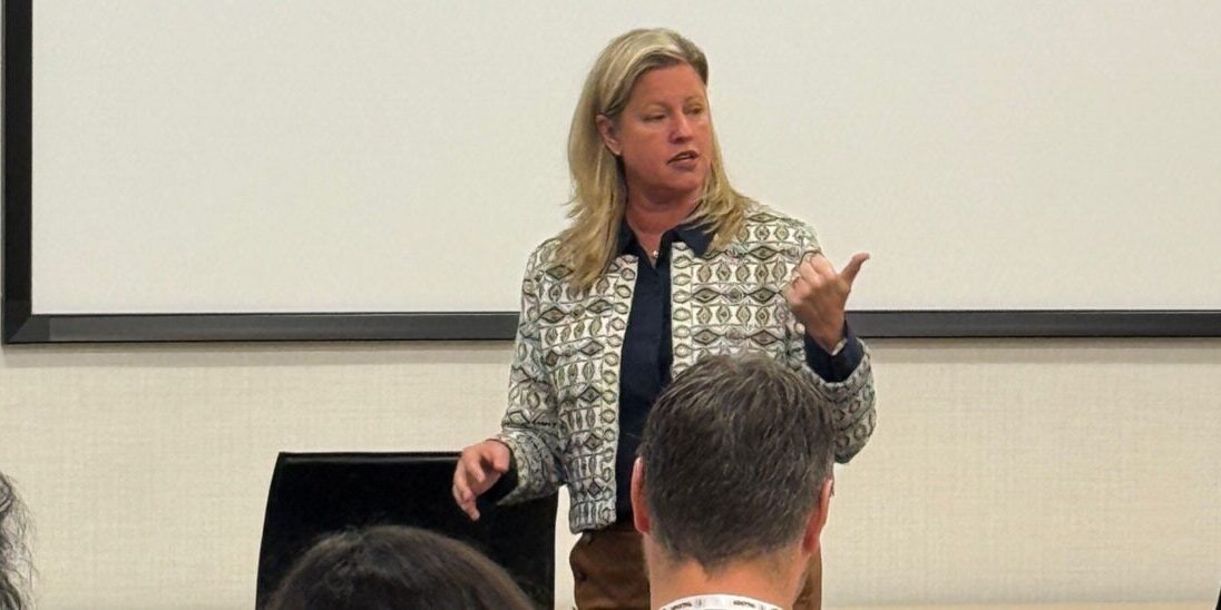 Alexis Fink presenting to audience at SIOP event.