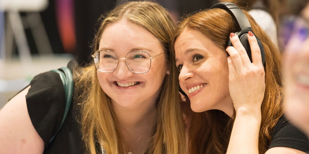 two-girls-one-headphone